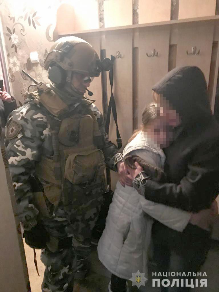 У Дніпрі поліція затримала озброєного чоловіка, який викрав дитину